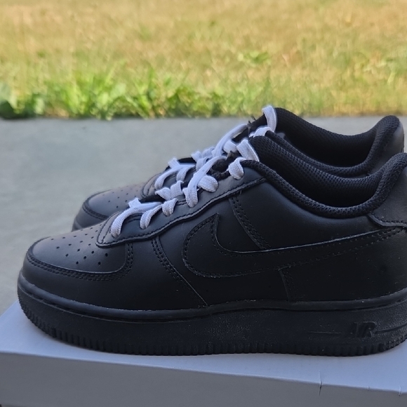 Nike Air Force 1 LE Black Sneakers With White Laces - Picture 5 of 7
